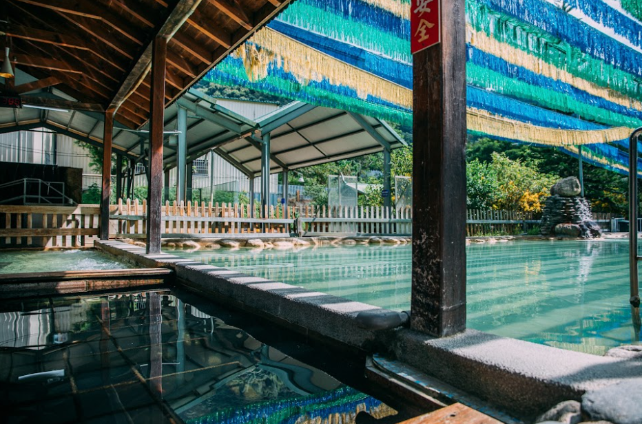 草地人溫泉會館