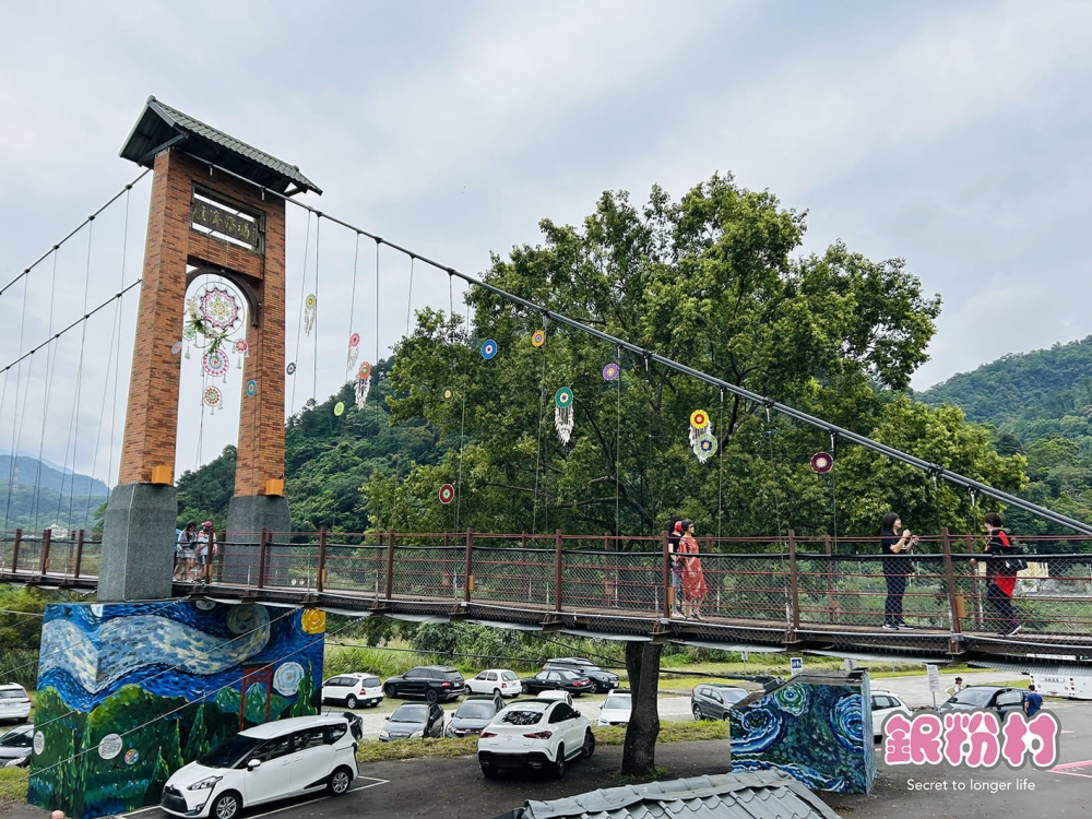 康濟吊橋(梵谷星夜藝術壁畫)